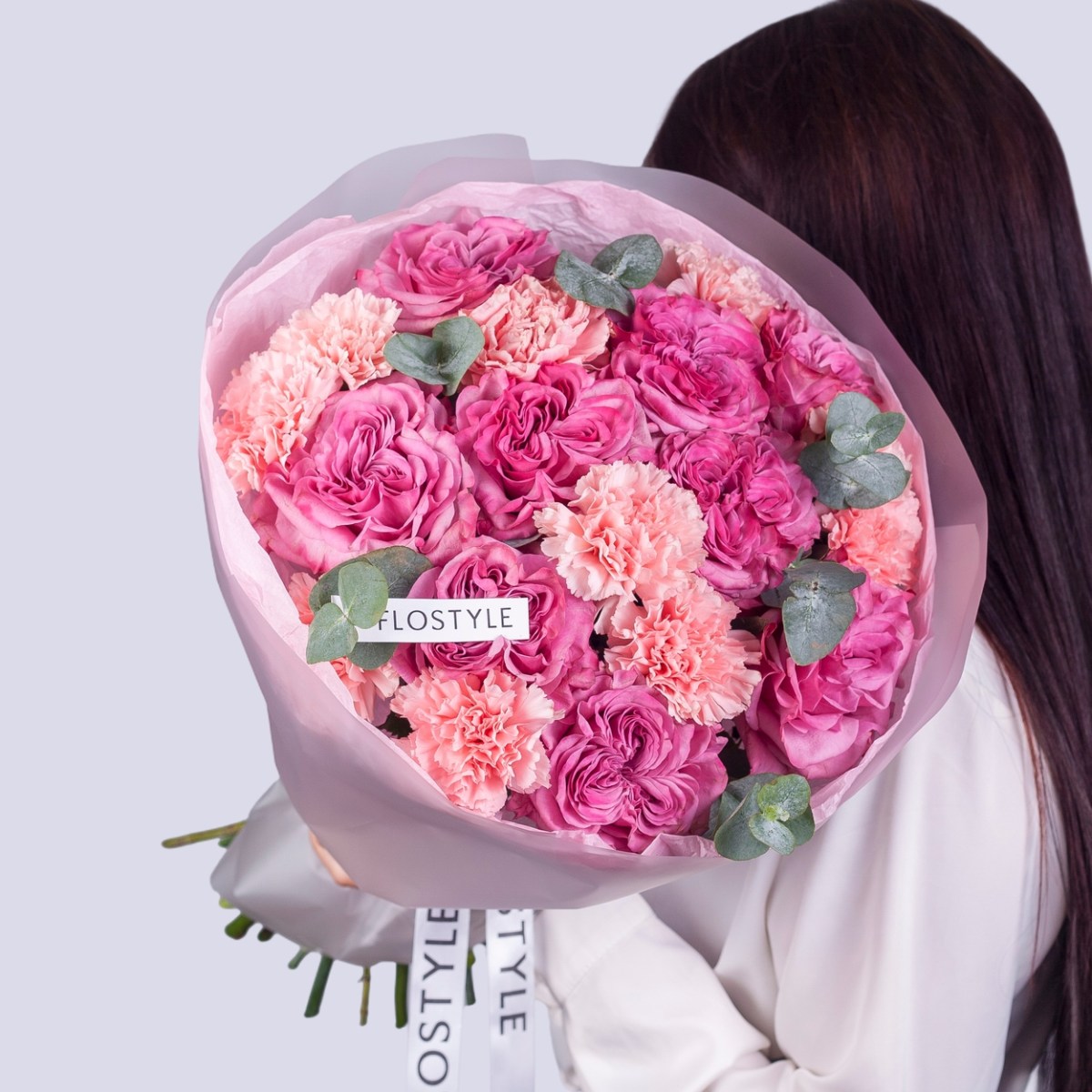 Яркий букет с пионовидной розой и диантусами